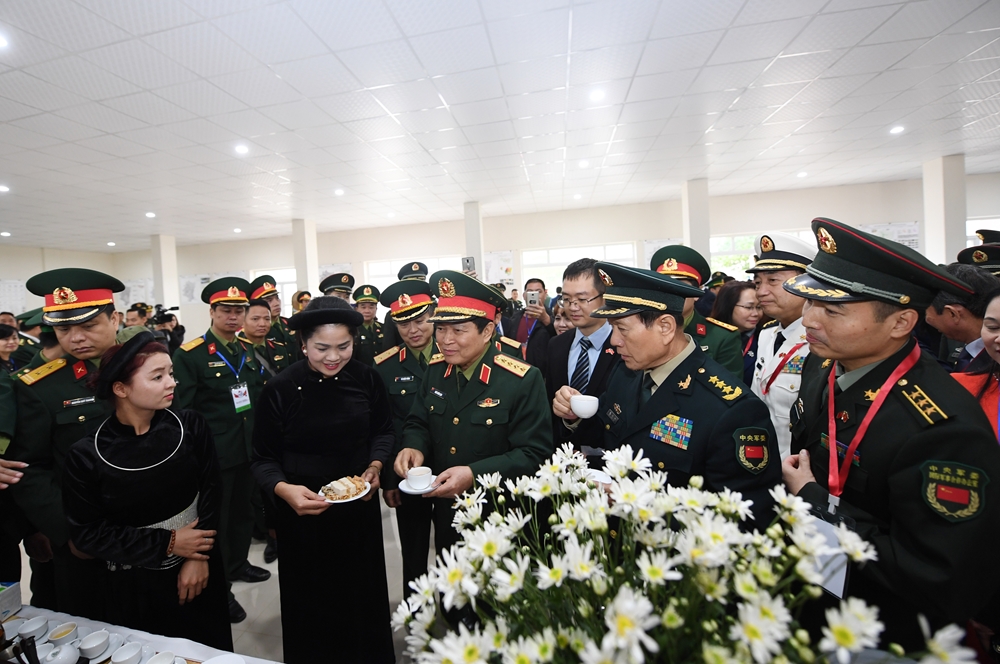 Đại biểu hai nước tham quan khu trưng bày giới thiệu sản phẩm tại Trung tâm văn hóa hữu nghị Tà Lùng.